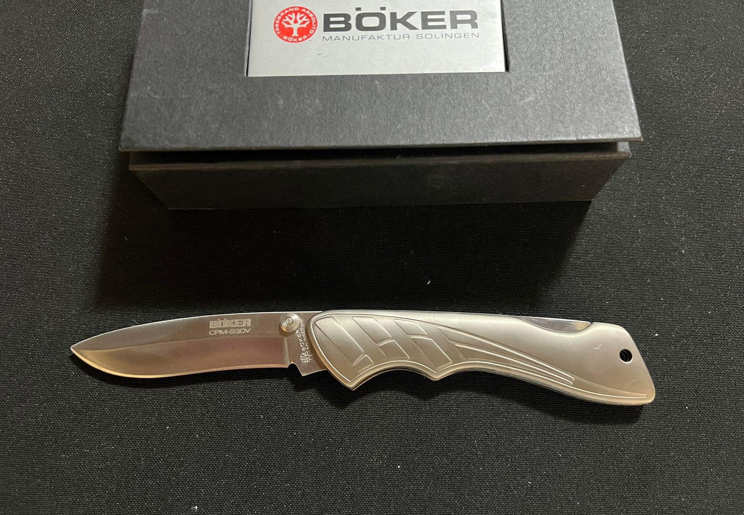 Navaja Böker, Acero CPM-S30V, Cachas de Titanio