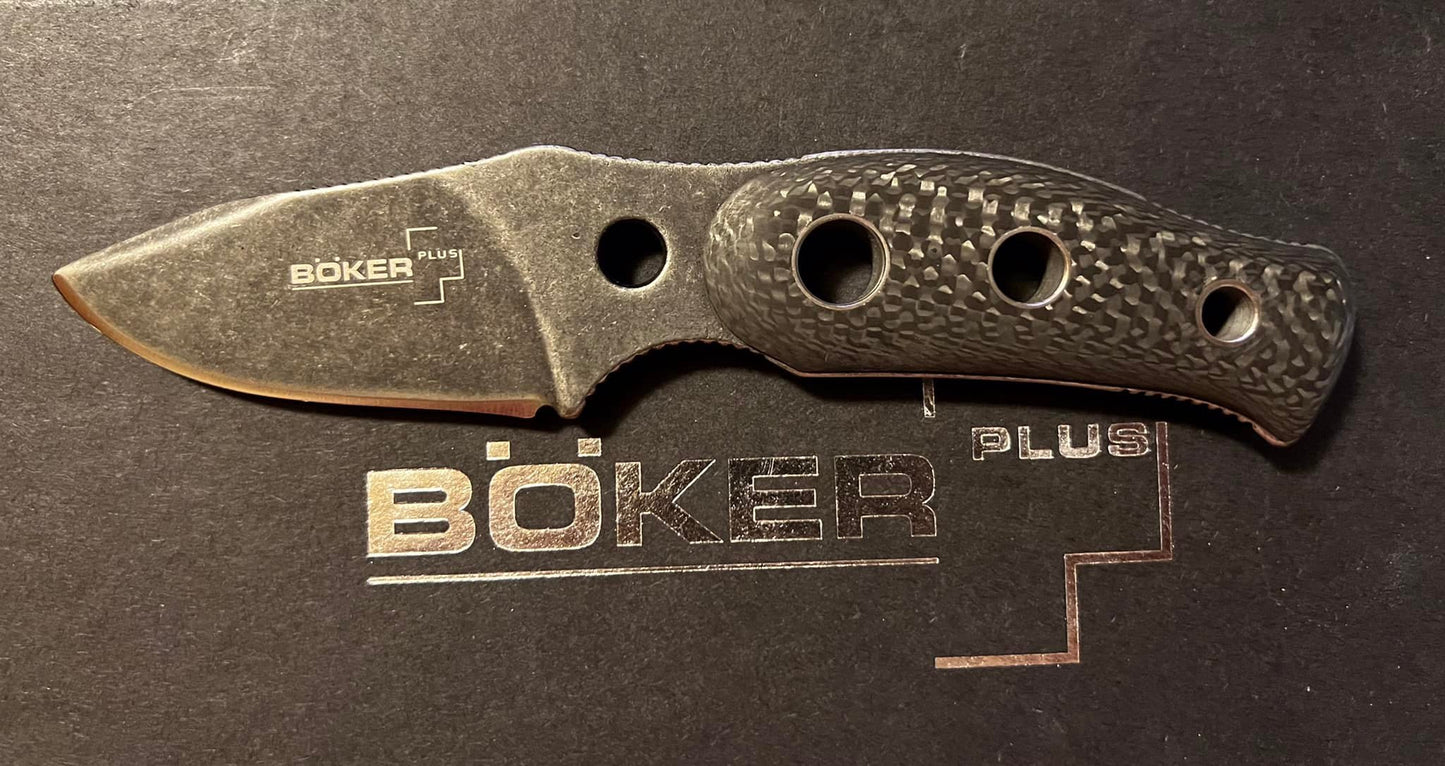 Cuchillo Boker Plus, Cachas de Fibra de Carbono