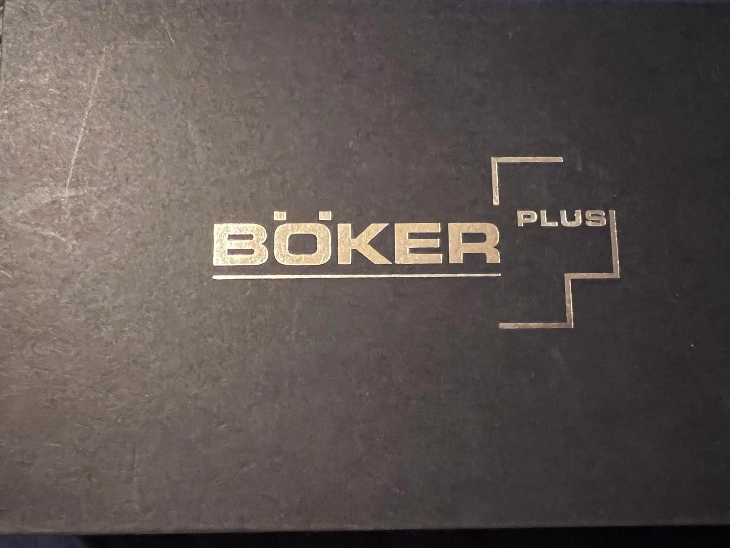 Cuchillo Boker Plus, Cachas de Fibra de Carbono